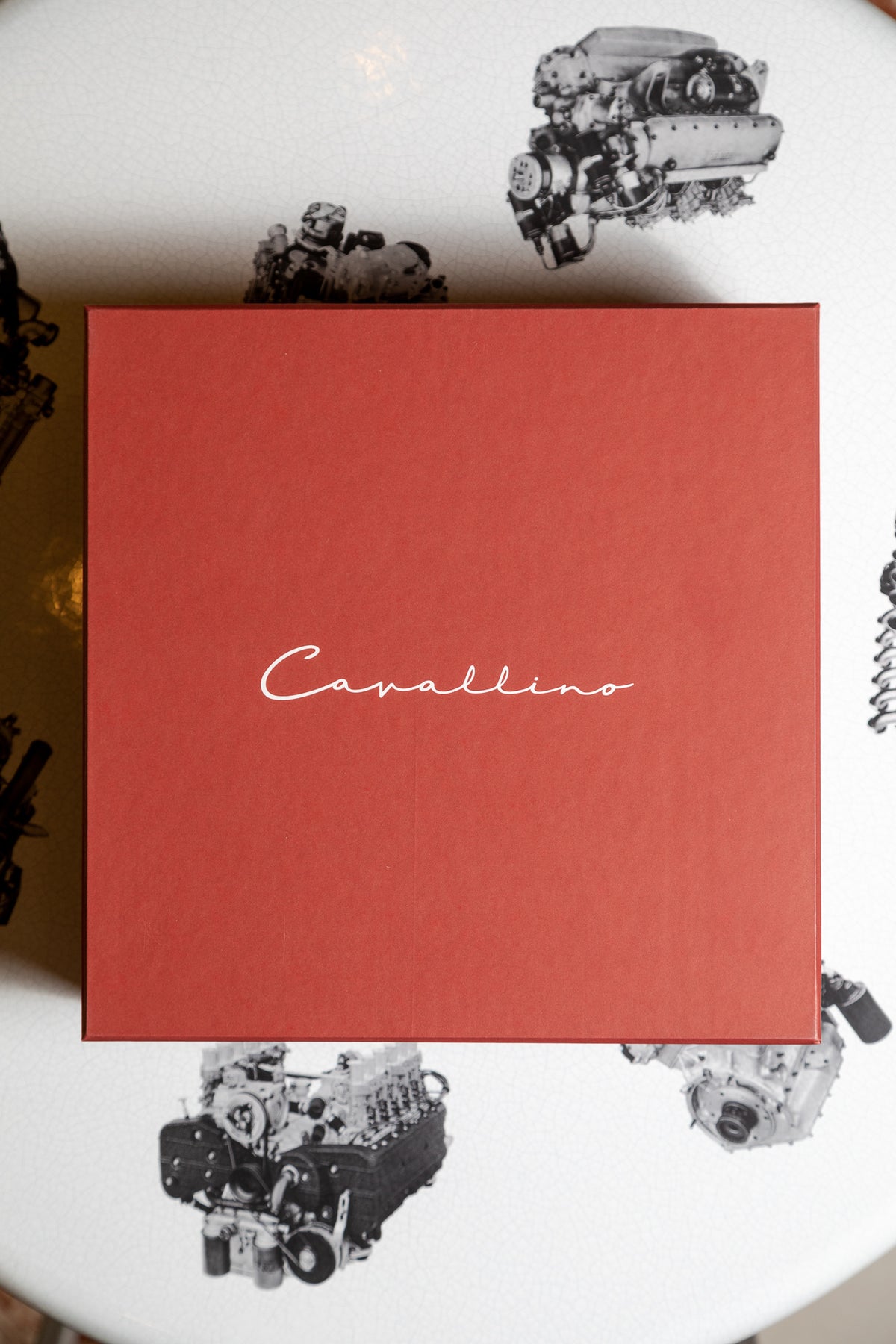 Piatto Piano in porcellana by Richard Ginori con filo rosso Ferrari - Packaging