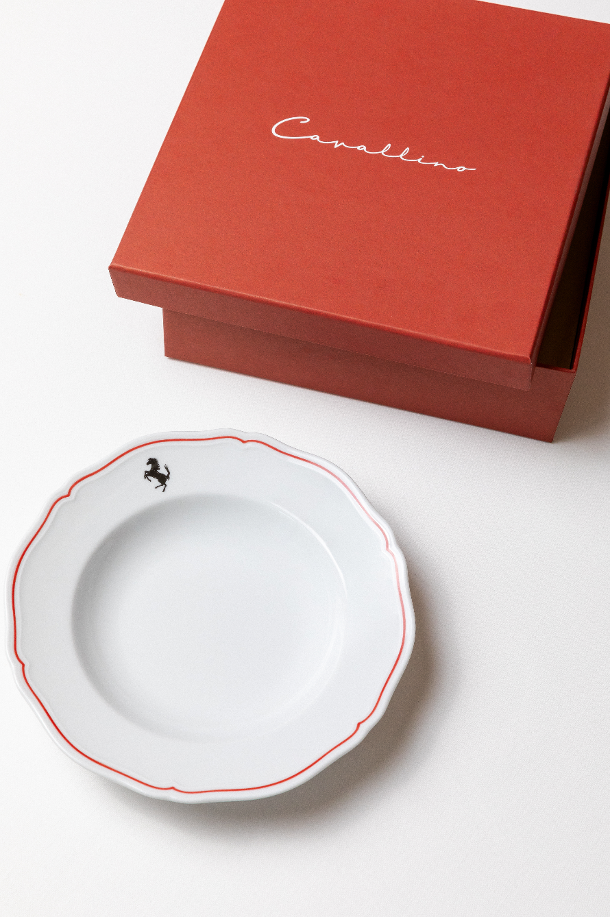 Piatto fondo in porcellana by Richard Ginori con filo rosso Ferrari Dettagli