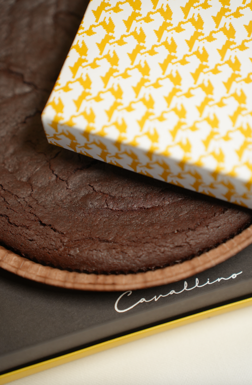 Cavallino Holiday Selections - 1 Torta al cioccolato, 1 Grembiule da cucina