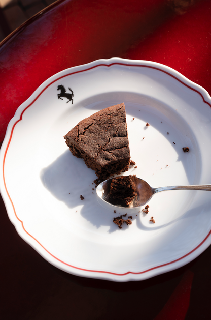 Torta al cioccolato su piatto ceramica cavallino